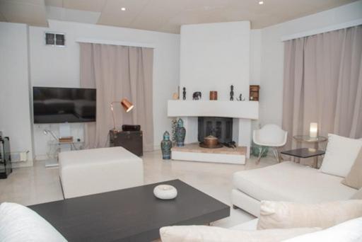 Theodore'S Maisonette Next To The Metro Station Atenas Exterior foto
